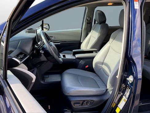 Used 2024 Toyota Sienna XLE image 16