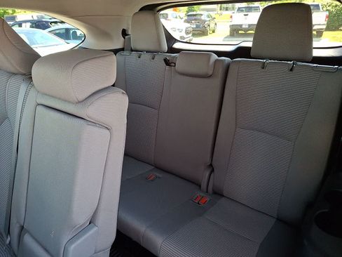 Used 2023 Toyota Highlander LE AWD/4WD image 13