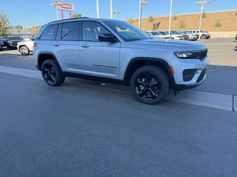New 2025 Jeep Grand Cherokee Altitude image 8