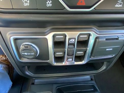 Used 2023 Jeep Gladiator Overland w/ Popular Equipment Package AWD/4WD image 29
