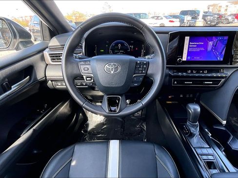 Used 2025 Toyota Camry SE image 5