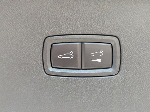 Used 2023 Porsche Cayenne Platinum Edition image 30