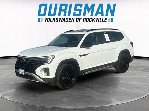 Used 2025 Volkswagen Atlas Peak Edition SE image 2