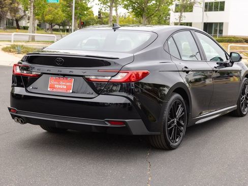 Used 2026 Toyota Camry SE image 5