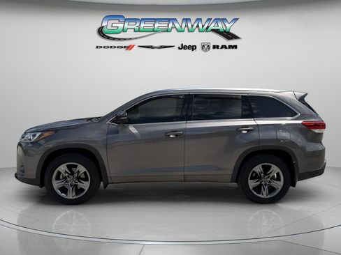 Used 2019 Toyota Highlander Limited Platinum FWD image 2