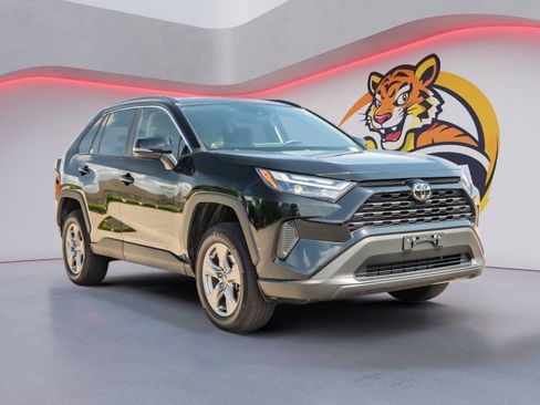 Used 2025 Toyota RAV4 XLE AWD/4WD image 3