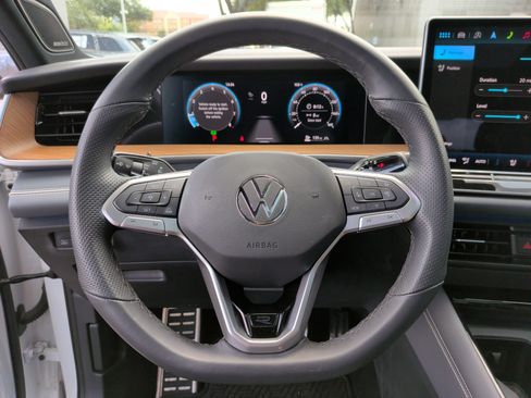 Used 2025 Volkswagen Tiguan SEL R-Line AWD/4WD image 17