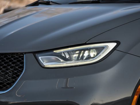 Used 2022 Chrysler Pacifica Touring-L image 3