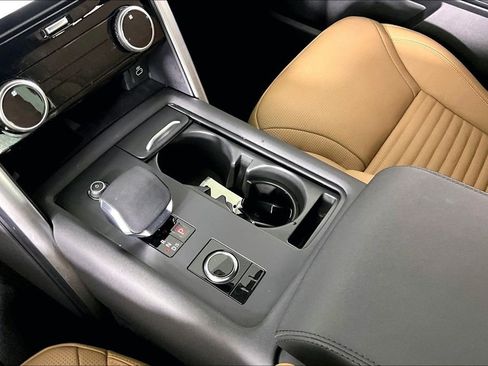 Used 2024 Land Rover Discovery Dynamic SE AWD/4WD image 17