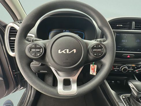 Used 2025 Kia Soul LX w/ LX Technology Package FWD image 14