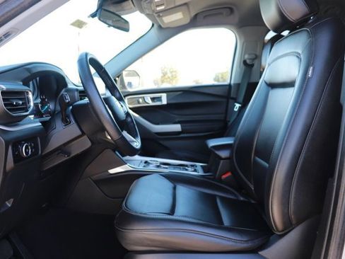 Used 2024 Ford Explorer XLT w/ Equipment Group 202A image 9