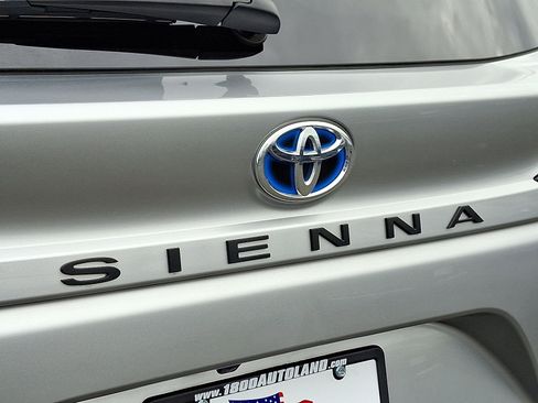 Used 2024 Toyota Sienna LE image 29