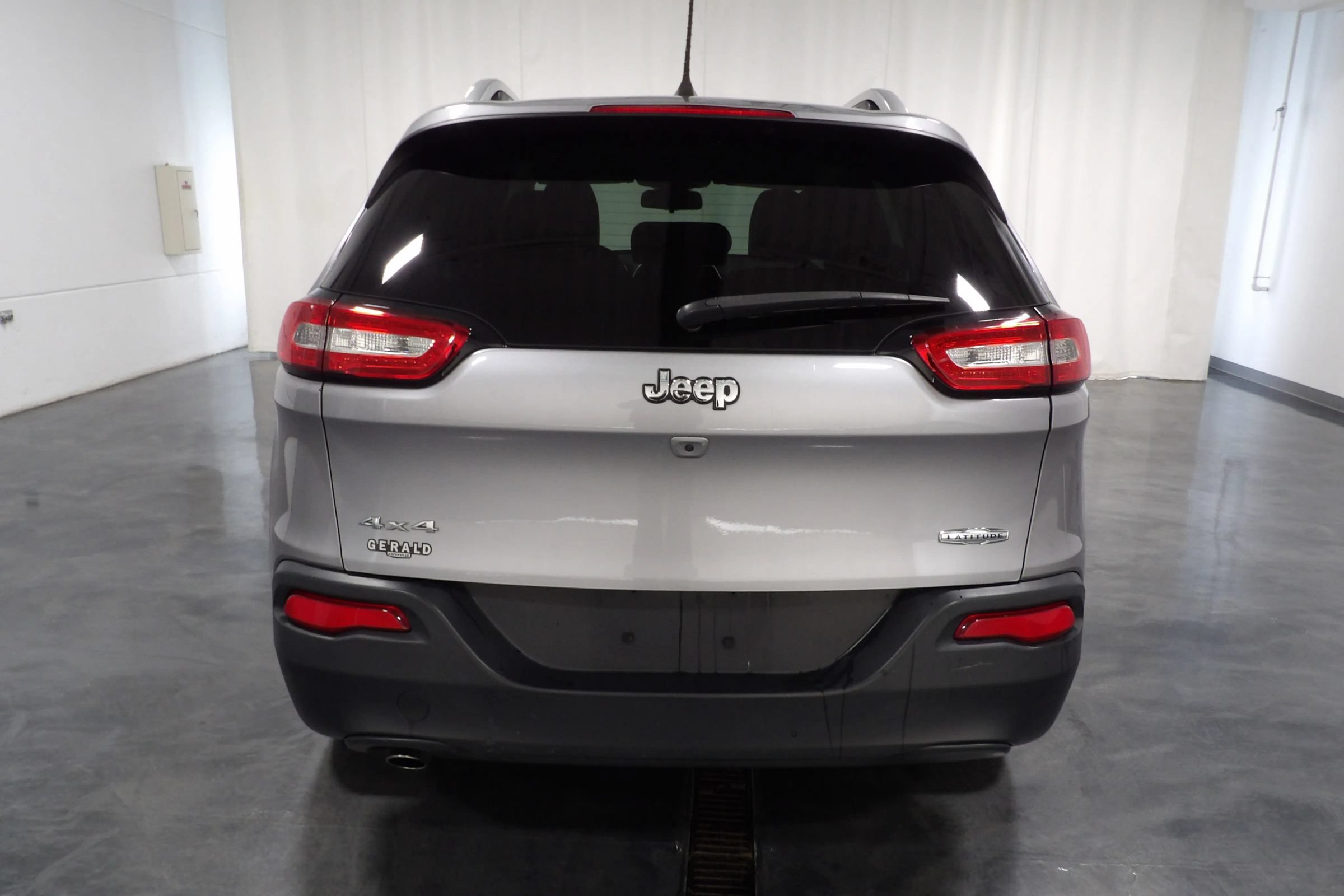 Used 2018 Jeep Cherokee Latitude Plus w/ Cold Weather Group AWD/4WD image 5