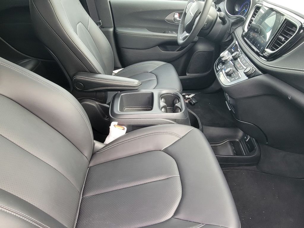 New 2025 Chrysler Pacifica Select w/ Fav Edition Package FWD image 13