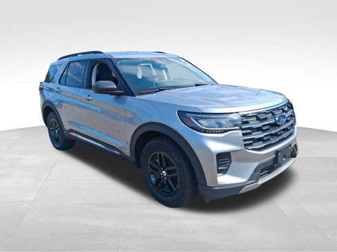 Used 2025 Ford Explorer Active AWD/4WD image 3
