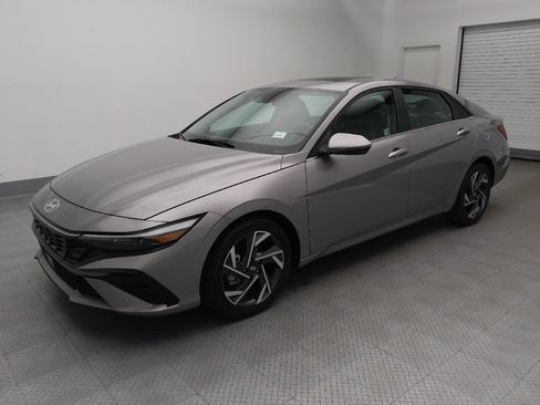 Used 2025 Hyundai Elantra Limited FWD image 2