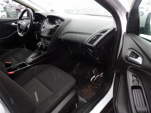 Used 2017 Ford Focus SE w/ Cold Weather Package FWD image 8