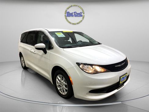 Used 2022 Chrysler Voyager LX FWD image 5