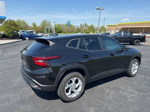 Used 2024 Chevrolet Trax LS w/ LS Convenience Package image 9