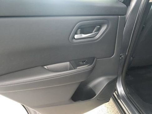 Used 2026 Nissan Rogue SV AWD/4WD image 9