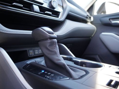 Used 2023 Toyota Highlander XLE image 18