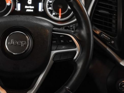 Used 2018 Jeep Cherokee Latitude Plus AWD/4WD image 18