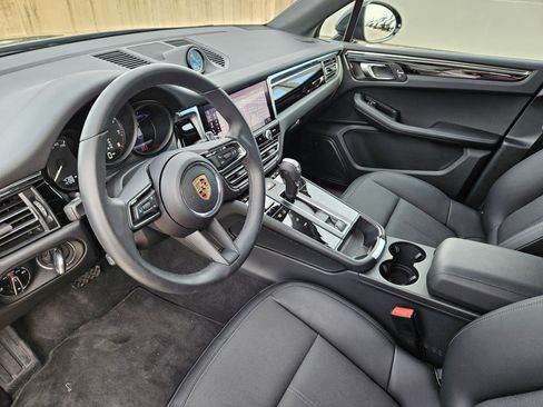 Certified 2025 Porsche Macan image 4