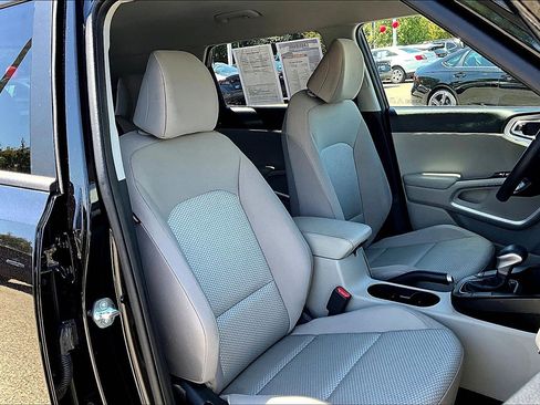 Used 2025 Kia Soul LX FWD image 7