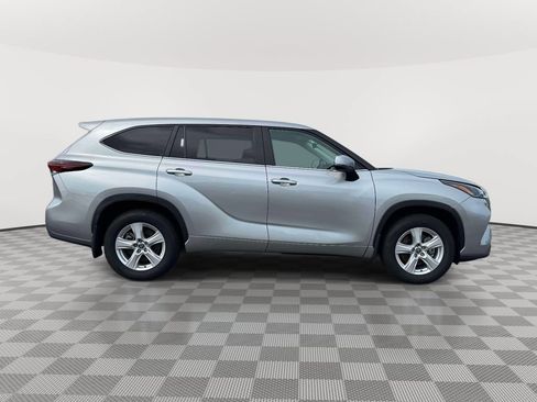 Used 2025 Toyota Highlander LE AWD/4WD image 8