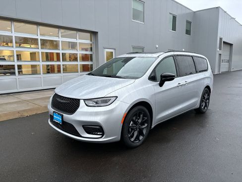 New 2026 Chrysler Pacifica Select w/ S Appearance Package FWD image 1