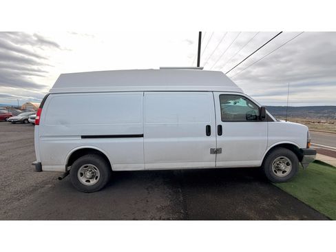 Used 2017 Chevrolet Express 2500 Extended RWD image 10