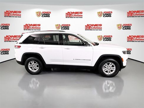 Used 2023 Jeep Grand Cherokee Laredo image 17
