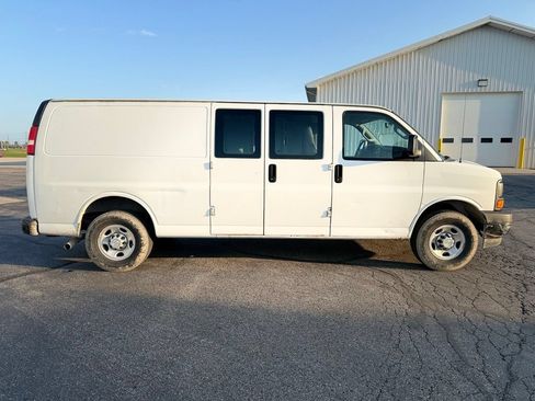 Used 2017 Chevrolet Express 2500 Extended RWD image 8