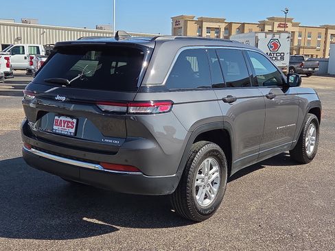 Used 2024 Jeep Grand Cherokee Laredo image 4