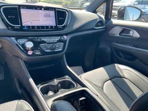 Used 2026 Chrysler Pacifica Limited FWD image 20