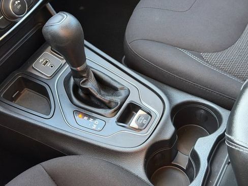 Used 2019 Jeep Cherokee Latitude w/ Popular Appearance Group FWD image 12