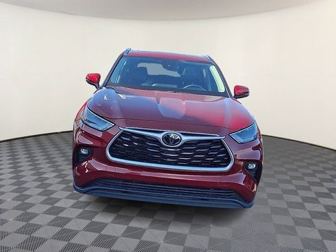 Used 2021 Toyota Highlander XLE image 3