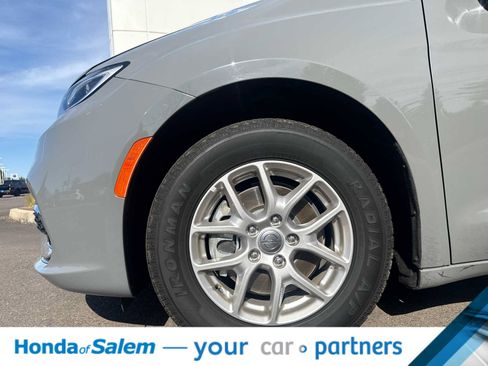Used 2025 Chrysler Pacifica Select FWD image 8