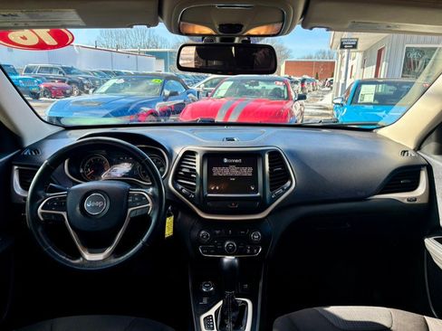 Used 2016 Jeep Cherokee Latitude w/ Cold Weather Group image 12