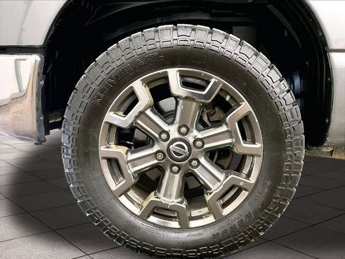 Used 2018 Nissan Titan SL w/ Chrome Package AWD/4WD image 8