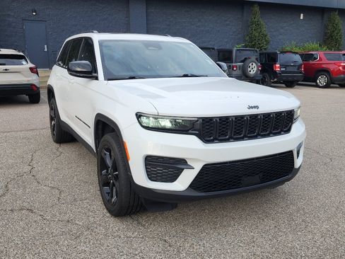 Used 2022 Jeep Grand Cherokee Altitude AWD/4WD image 9