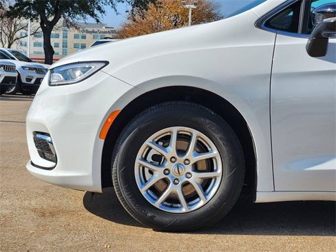 Used 2024 Chrysler Pacifica Touring-L image 9