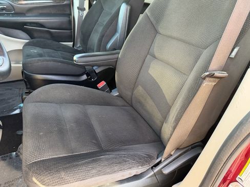 Used 2018 Dodge Grand Caravan SE w/ UConnect Hands-Free Group image 15