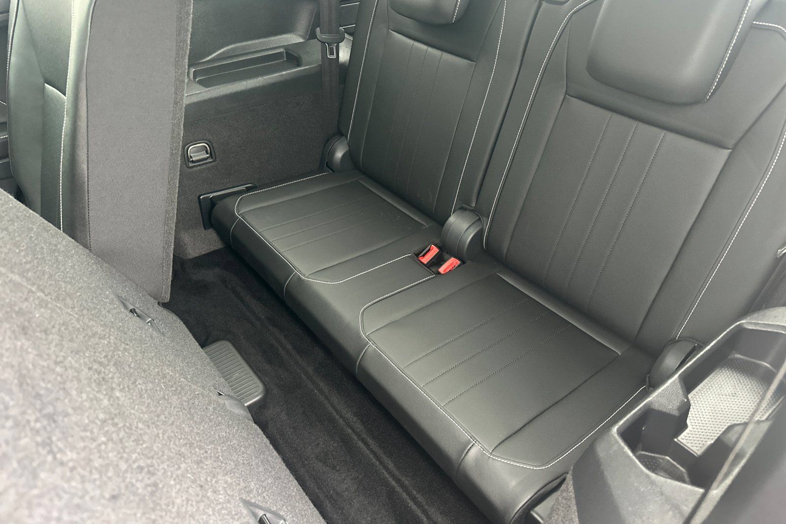 Used 2023 Volkswagen Tiguan SE w/ Panoramic Sunroof Package FWD image 14