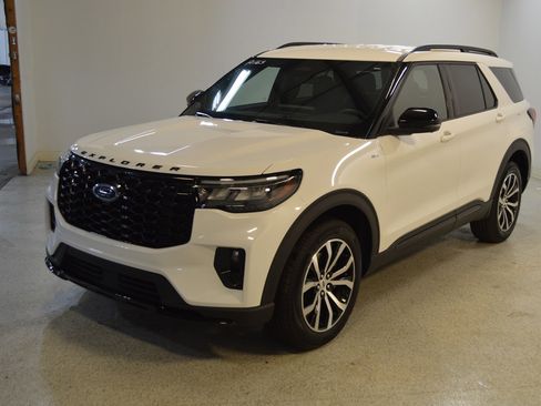 Certified 2025 Ford Explorer ST-Line image 7