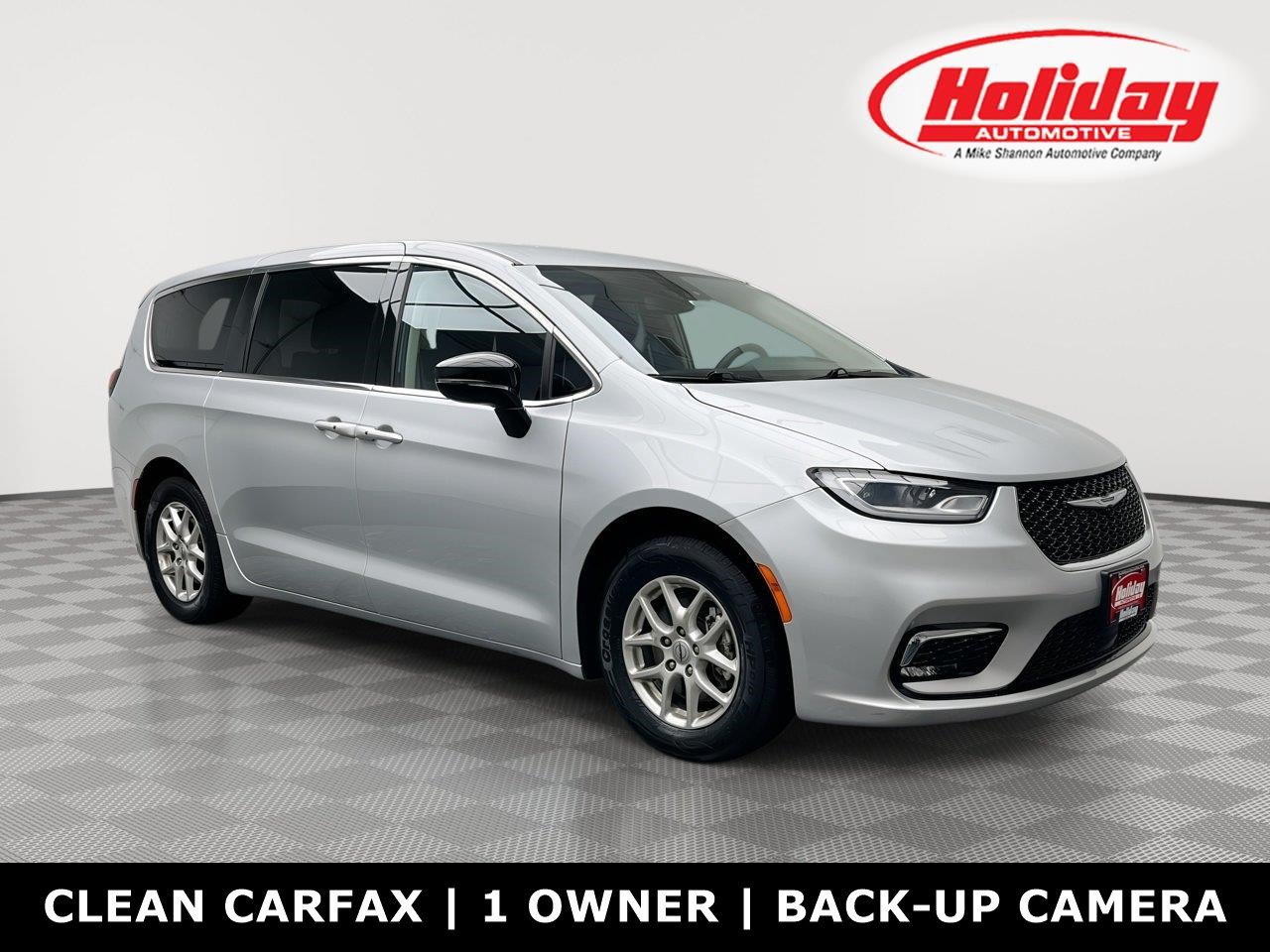 Used 2024 Chrysler Pacifica Touring-L FWD image 1