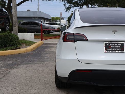 Used 2023 Tesla Model Y Performance AWD/4WD image 16