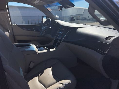 Used 2018 Cadillac Escalade Luxury image 29