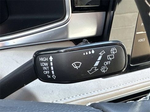 Certified 2025 Volkswagen Taos SE w/ Panoramic Sunroof Package image 25