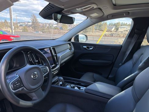 Used 2025 Volvo XC60 B5 Core image 10